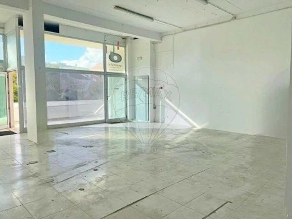 Loja para Arrendamento em Barcarena Foto 8