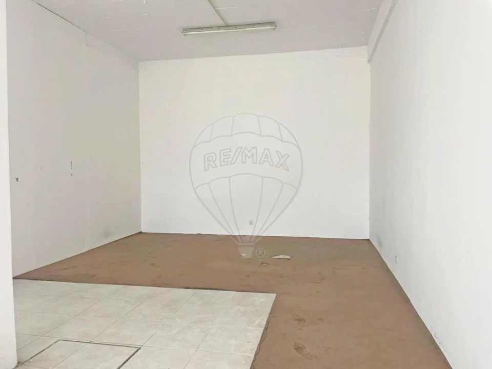 Loja para Arrendamento em Barcarena Foto 11