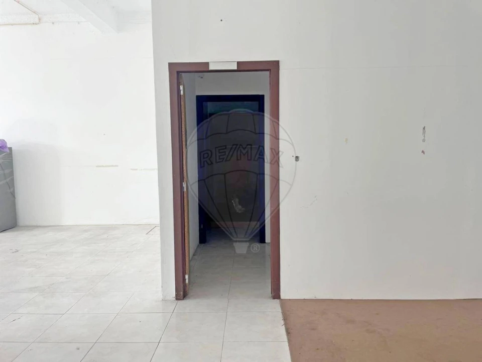 Loja para Arrendamento em Barcarena Foto 9