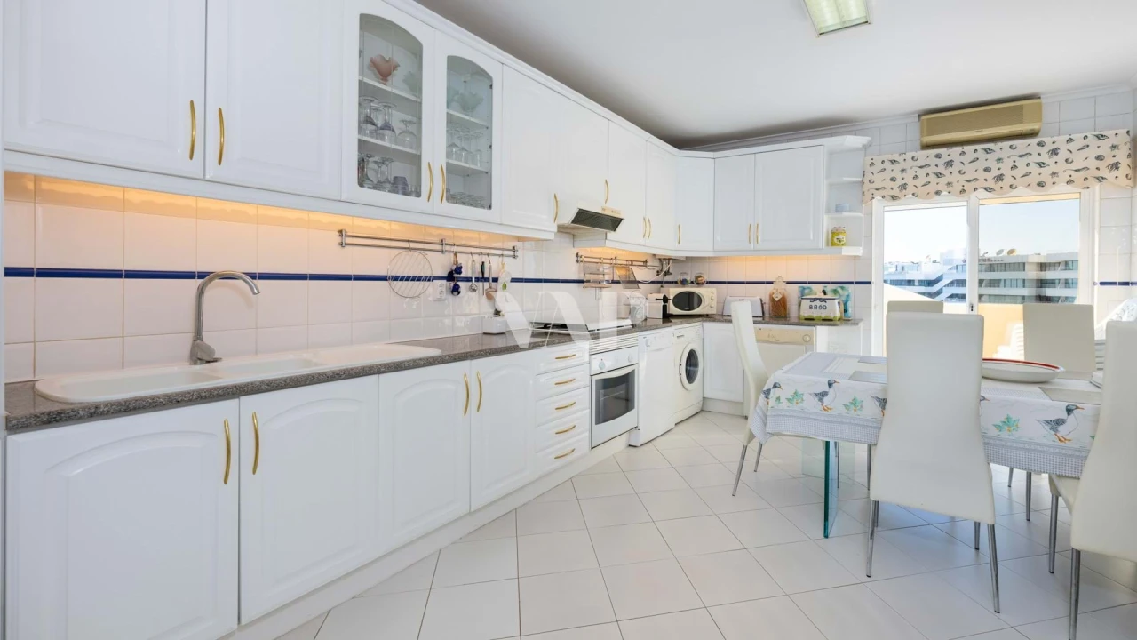 Apartamento T4 para Venda em Quarteira Foto 3