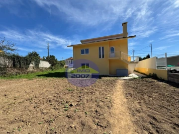Moradia T3 para Venda em Santa Maria de Lamas