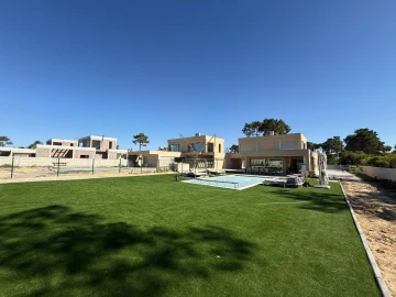 Moradia T4 para Venda em Charneca de Caparica e Sobreda