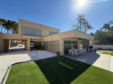 Moradia T4 para Venda em Charneca de Caparica e Sobreda