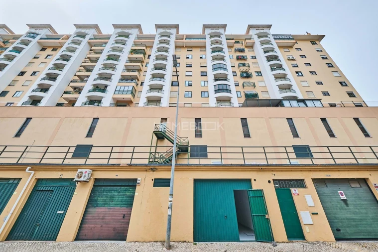 Armazém para Venda em Massamá e Monte Abraão Foto 14