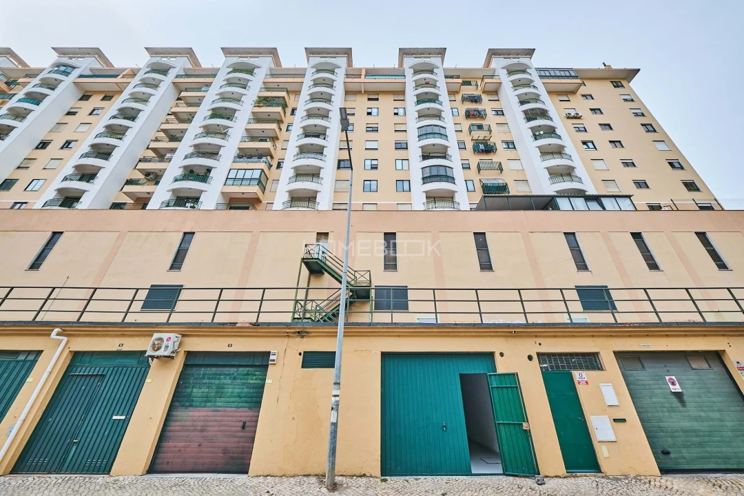 Armazém para Venda em Massamá e Monte Abraão Foto 14