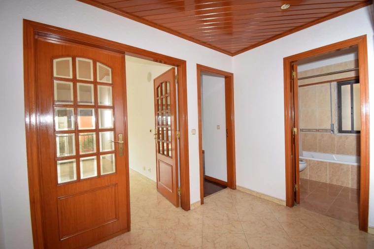 Apartamento T1 para Arrendamento em Porto Salvo Foto 9