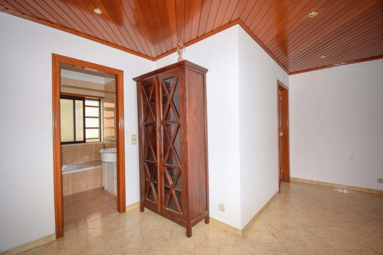 Apartamento T1 para Arrendamento em Porto Salvo Foto 12