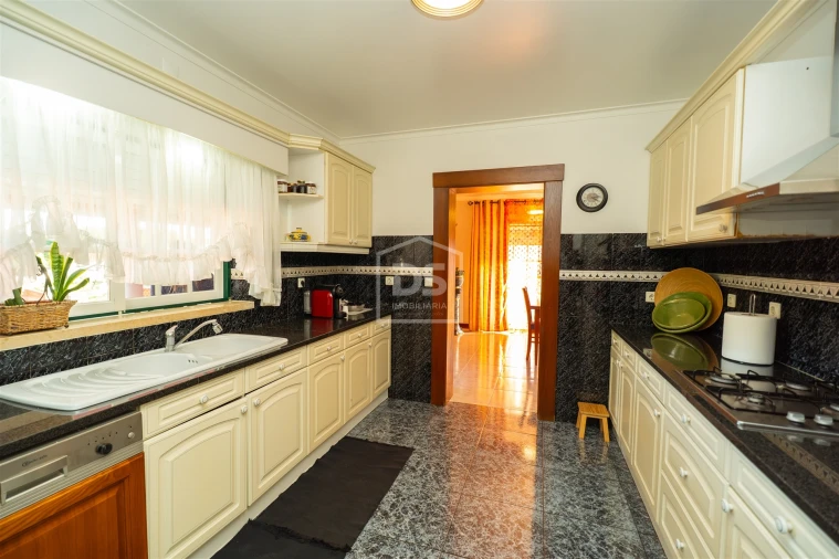 Moradia T4 para Venda em Maceira Foto 12