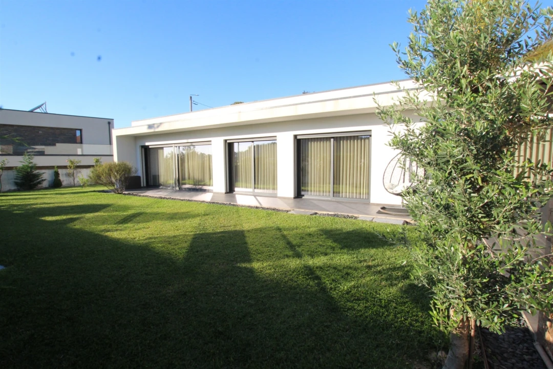 Moradia T3 para Venda em Louro Foto 8