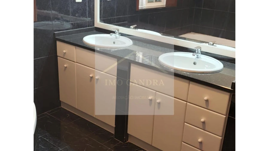 Moradia T4 para Venda em Recarei Foto 21