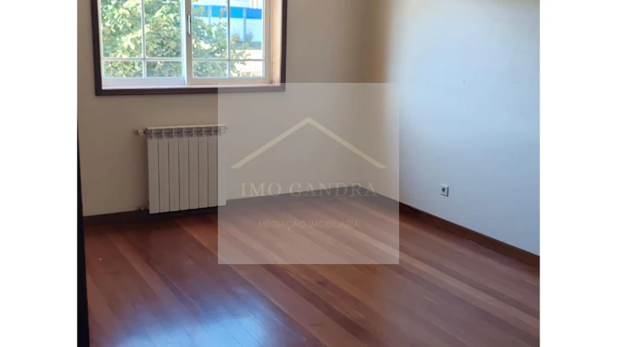 Moradia T4 para Venda em Recarei Foto 25