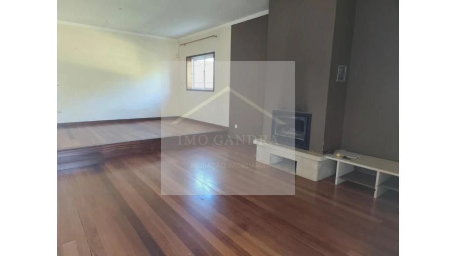 Moradia T4 para Venda em Recarei Foto 11