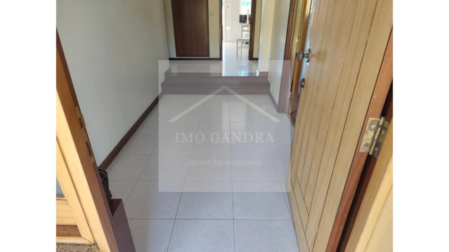 Moradia T4 para Venda em Recarei Foto 27