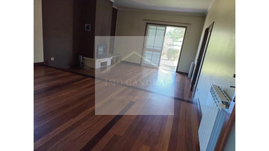 Moradia T4 para Venda em Recarei Foto 13