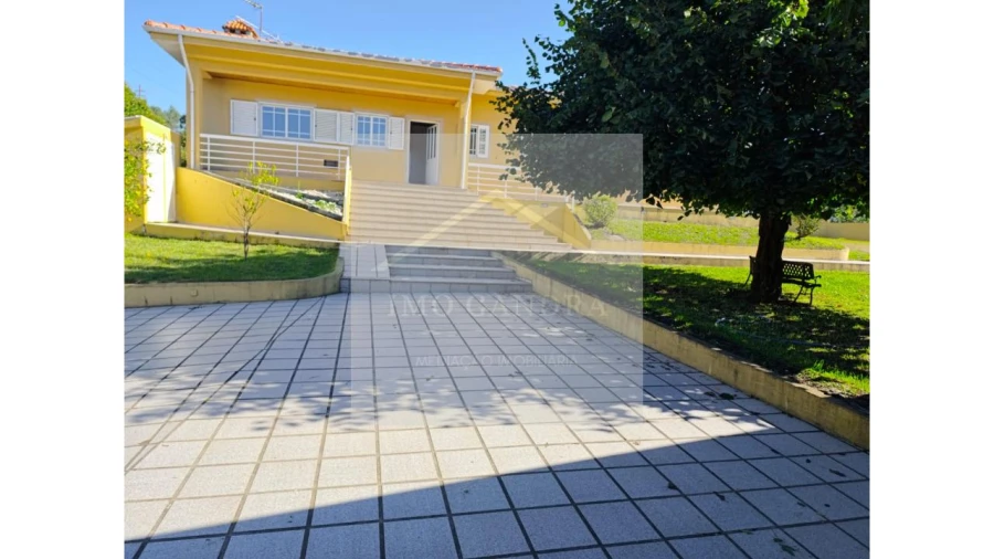 Moradia T4 para Venda em Recarei Foto 2