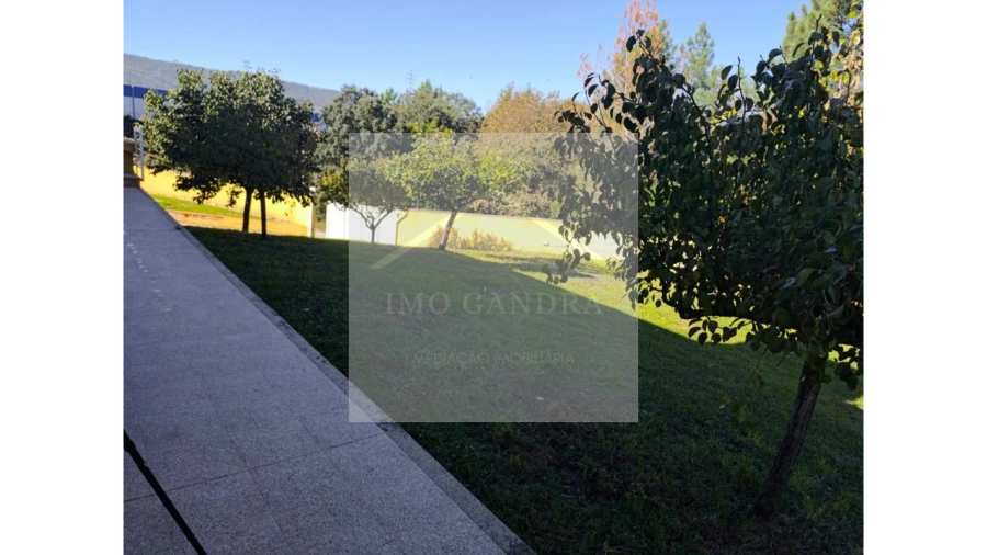 Moradia T4 para Venda em Recarei Foto 10