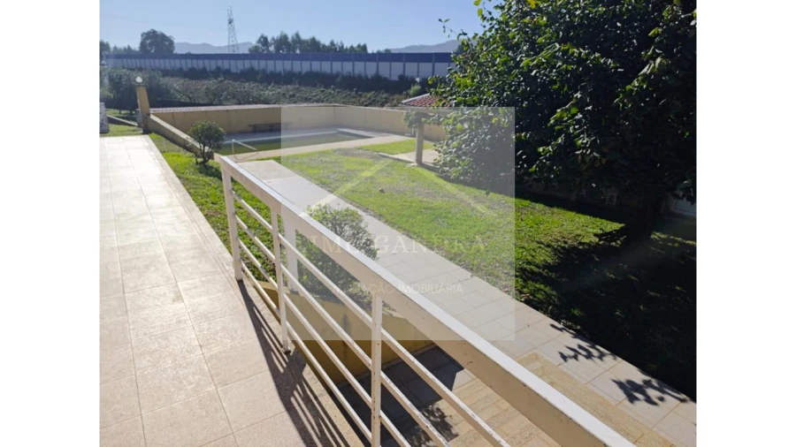 Moradia T4 para Venda em Recarei Foto 5