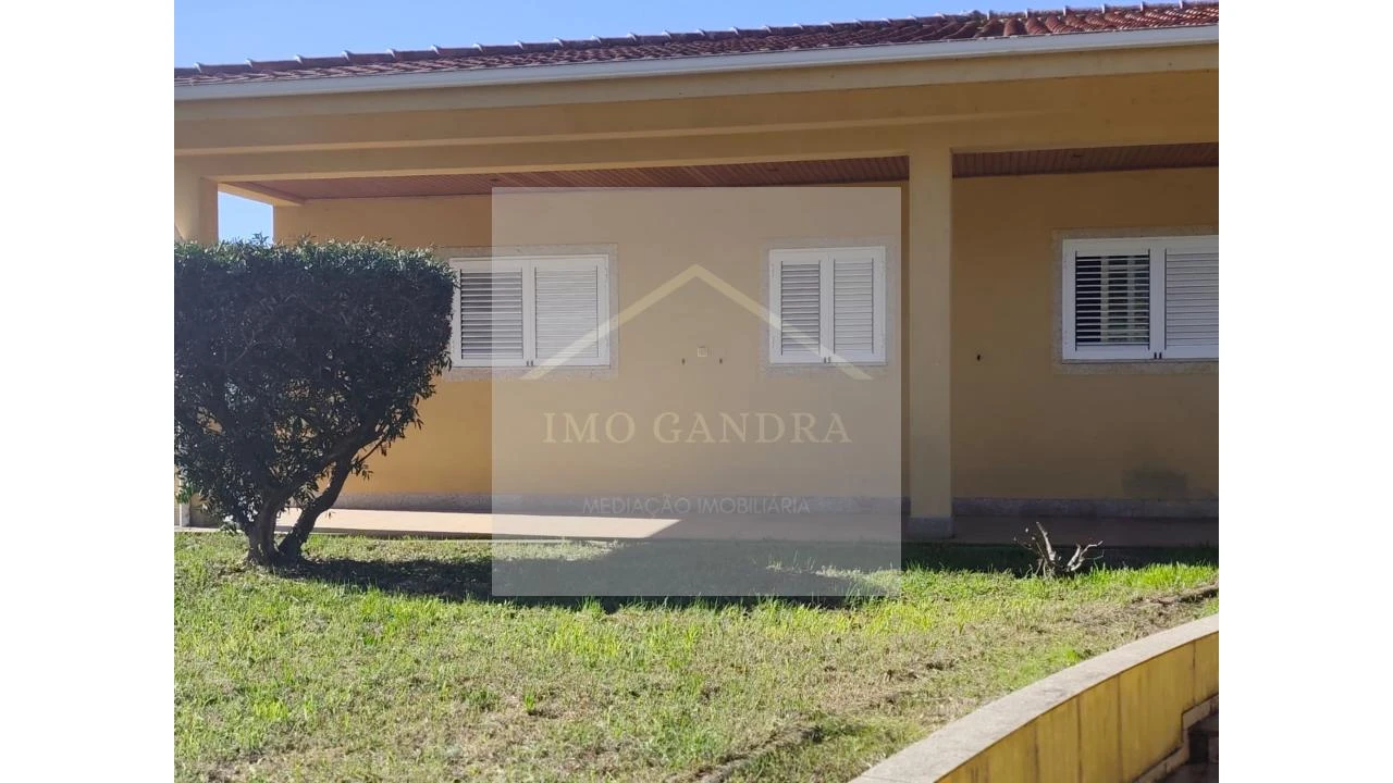 Moradia T4 para Venda em Recarei Foto 4