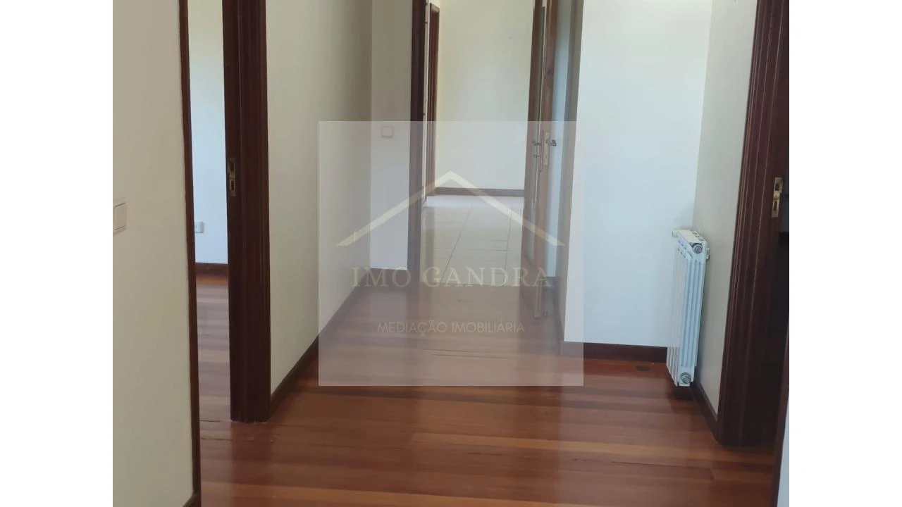 Moradia T4 para Venda em Recarei Foto 16