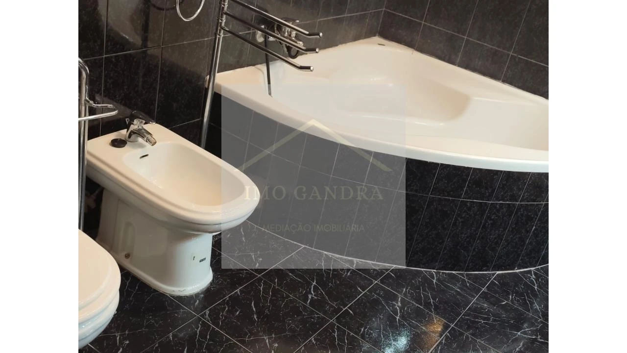 Moradia T4 para Venda em Recarei Foto 19