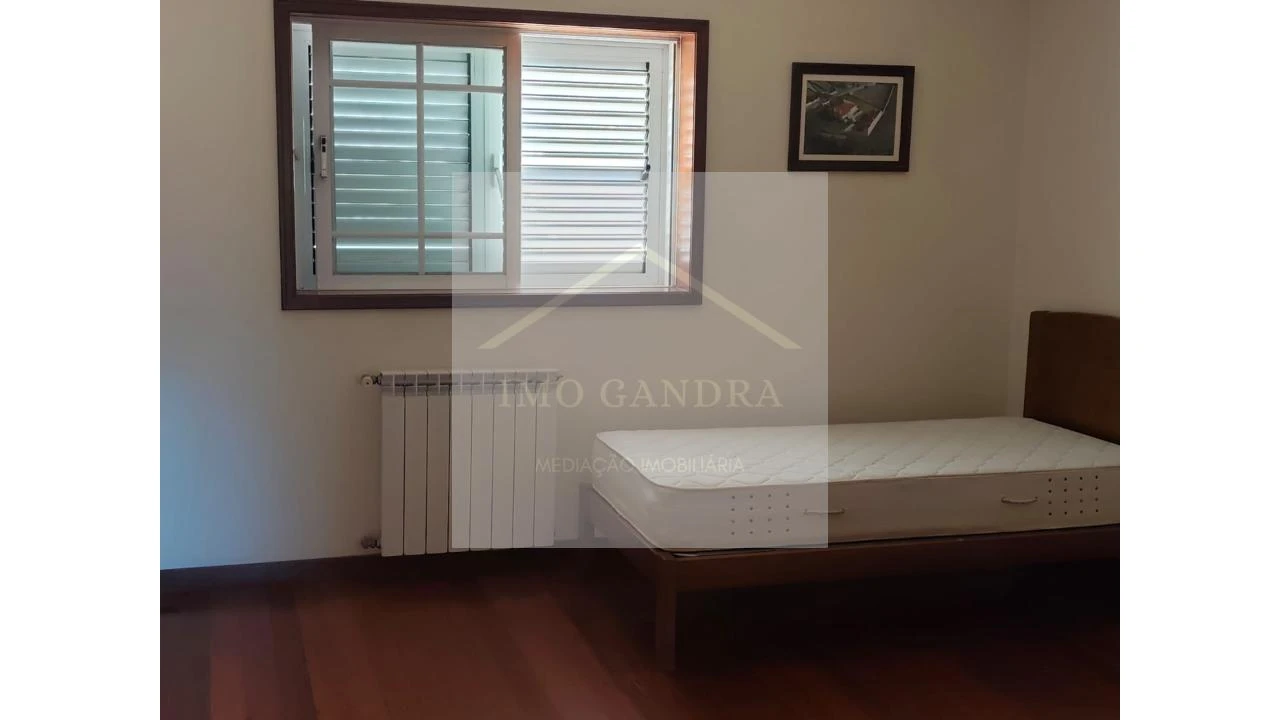 Moradia T4 para Venda em Recarei Foto 17