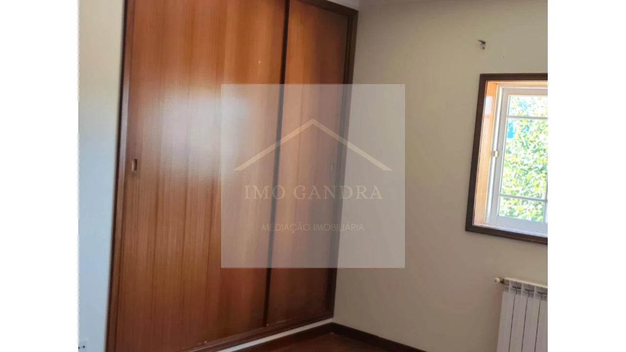 Moradia T4 para Venda em Recarei Foto 23