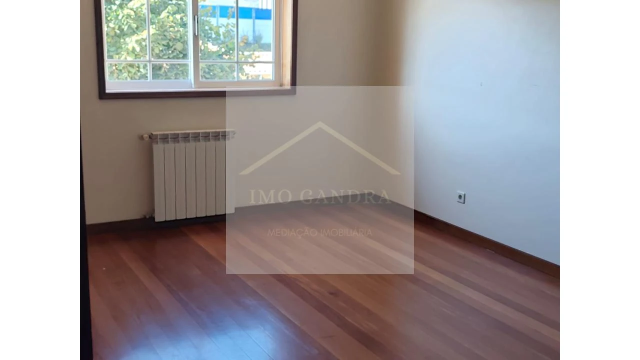 Moradia T4 para Venda em Recarei Foto 25