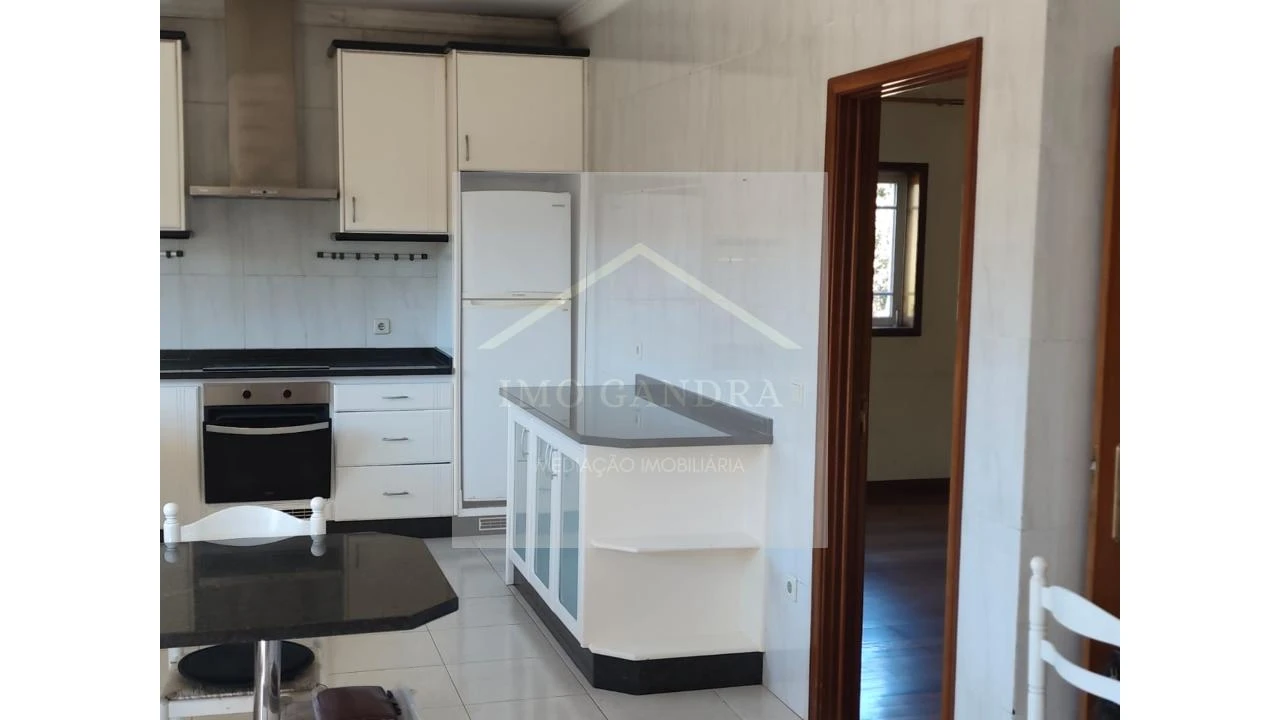 Moradia T4 para Venda em Recarei Foto 15