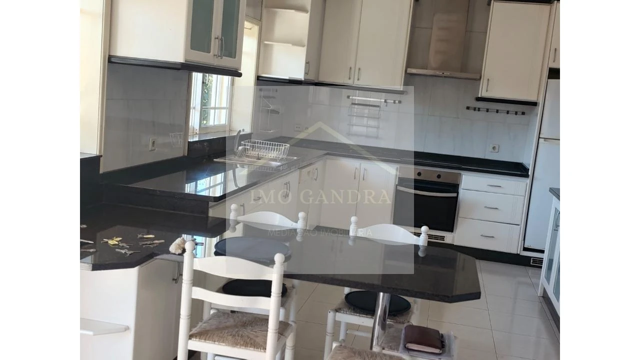 Moradia T4 para Venda em Recarei Foto 14