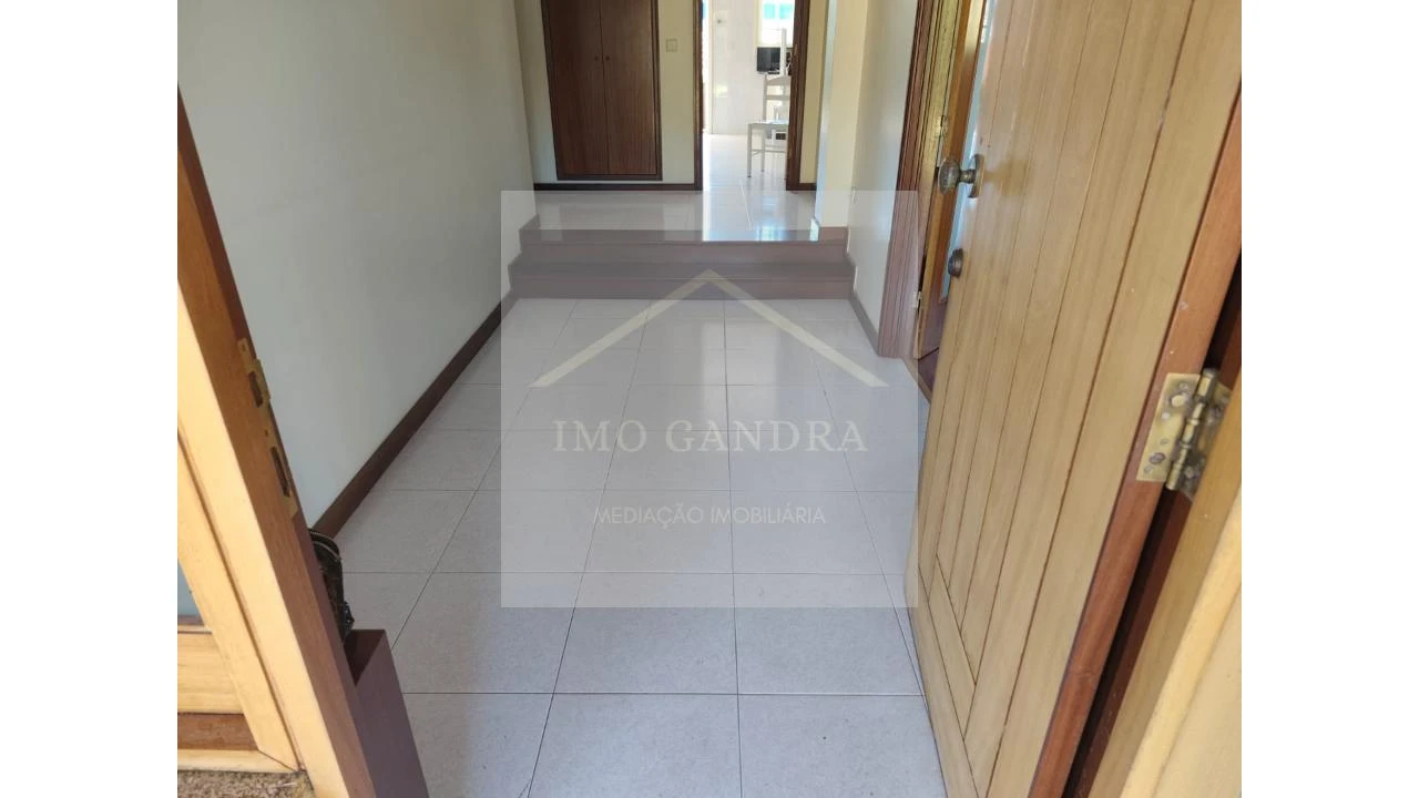 Moradia T4 para Venda em Recarei Foto 27