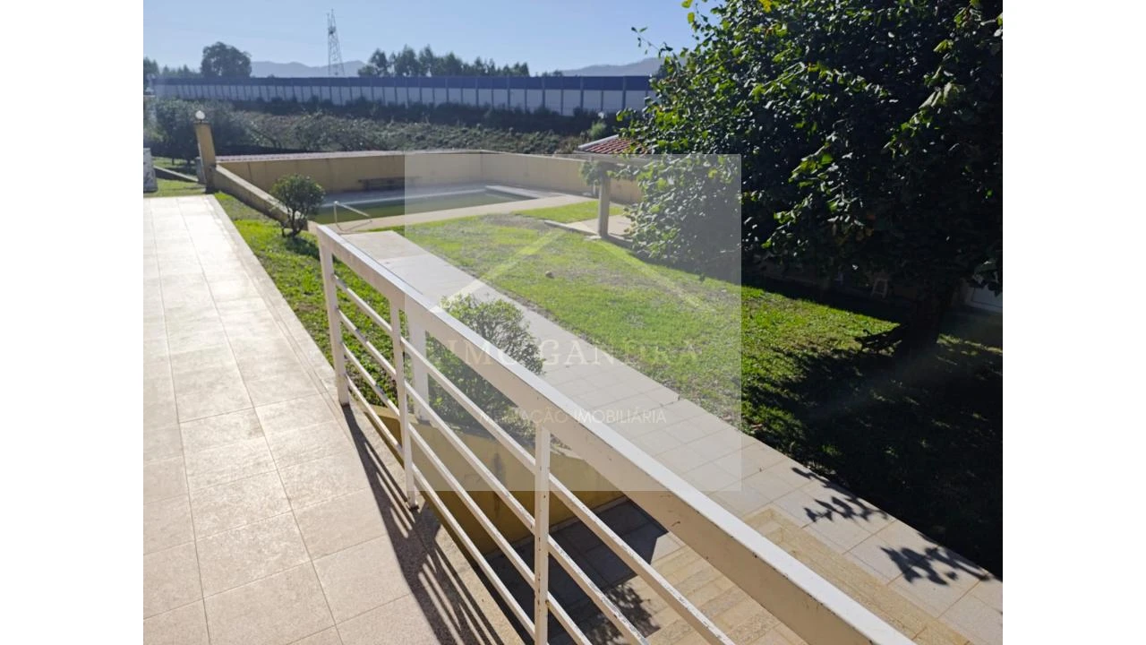 Moradia T4 para Venda em Recarei Foto 5