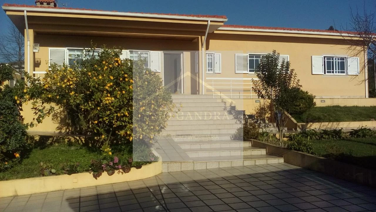 Moradia T4 para Venda em Recarei Foto 33