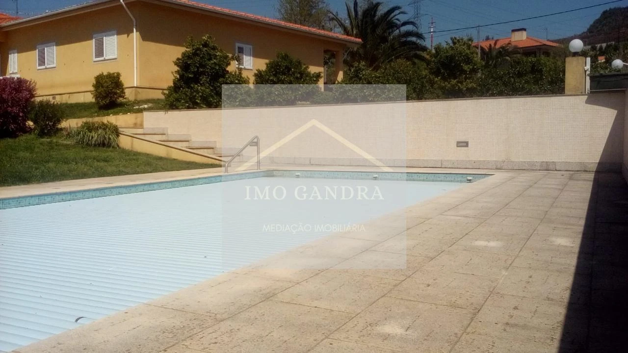 Moradia T4 para Venda em Recarei Foto 8