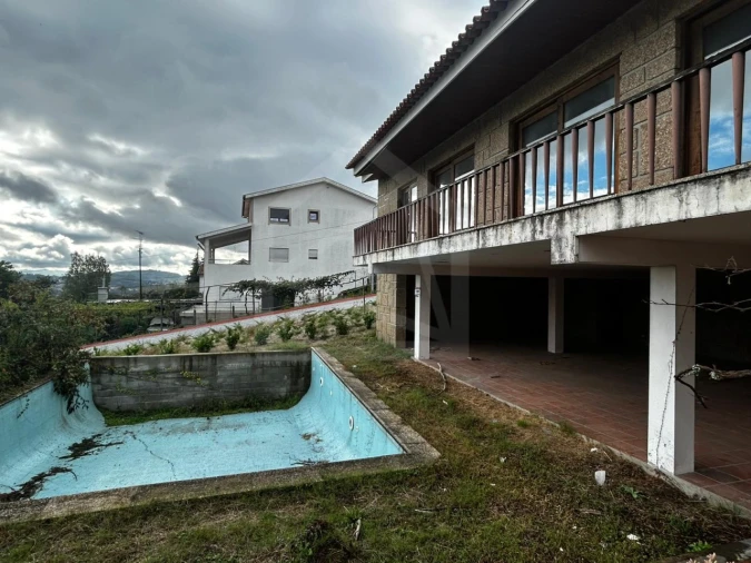 Moradia T4 para Venda em Azurem Foto 3