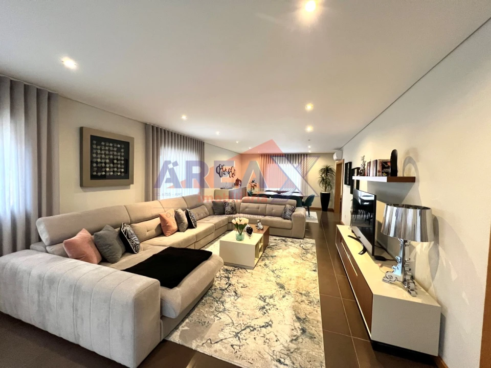 Moradia T5 para Venda em O. Azeméis, Riba-Ul, Ul, Macinhata Seixa, Madail Foto 24