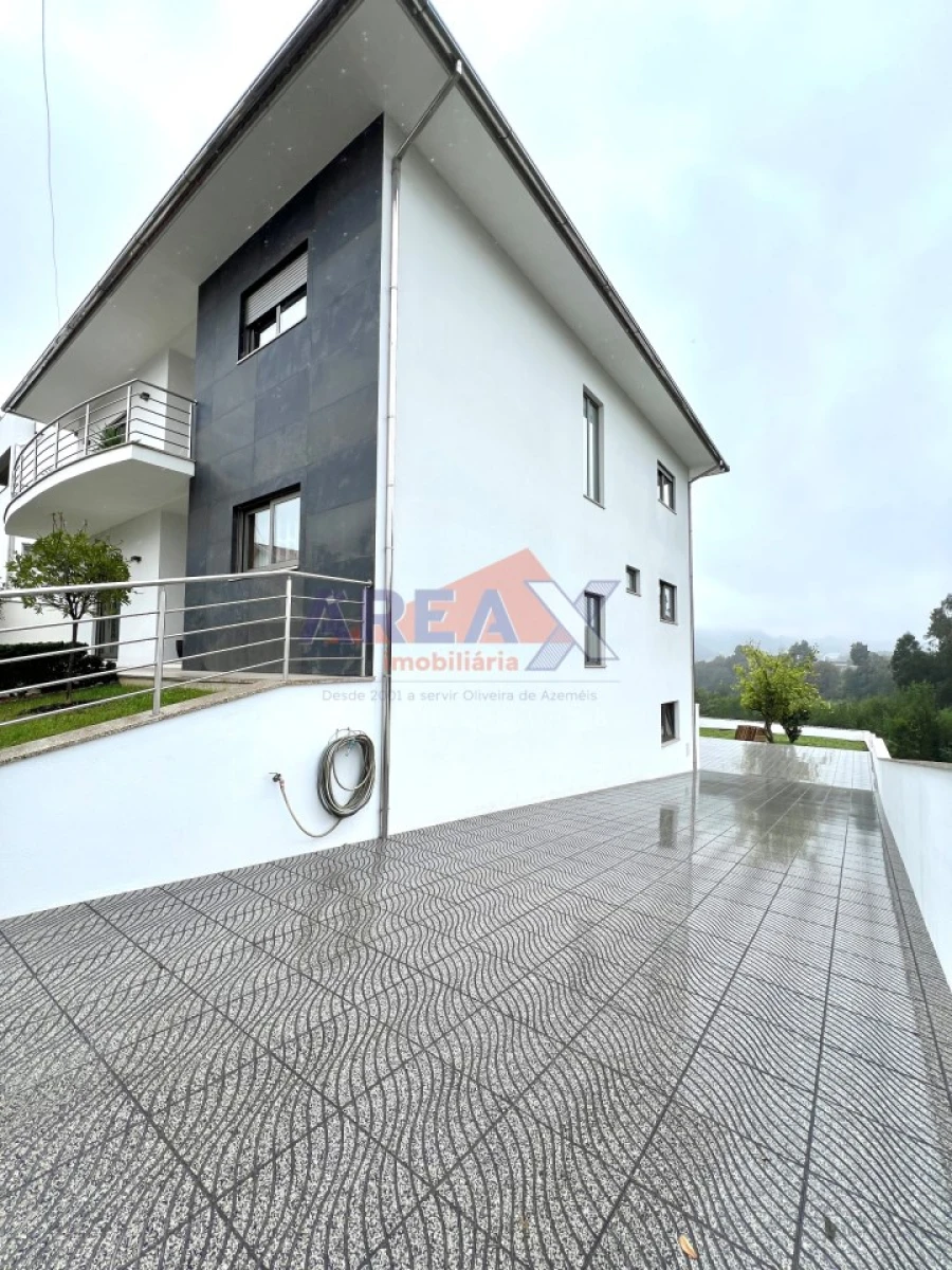 Moradia T5 para Venda em O. Azeméis, Riba-Ul, Ul, Macinhata Seixa, Madail Foto 5