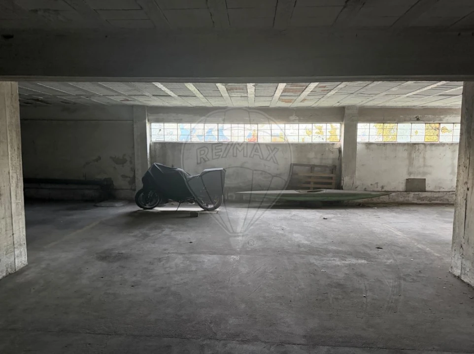 Garagem para Venda em Vila Chã, Codal e Vila Cova de Perrinho Foto 1