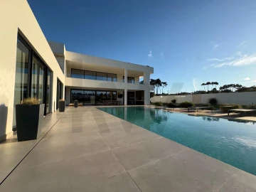 Moradia T6 para Venda em Corroios