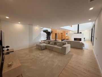 Moradia T6 para Venda em Corroios