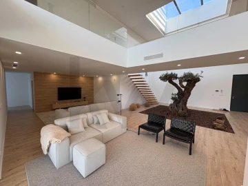 Moradia T6 para Venda em Corroios