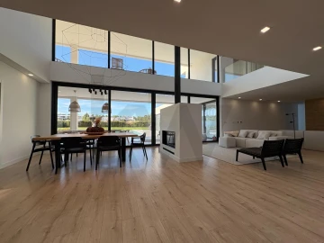 Moradia T6 para Venda em Corroios