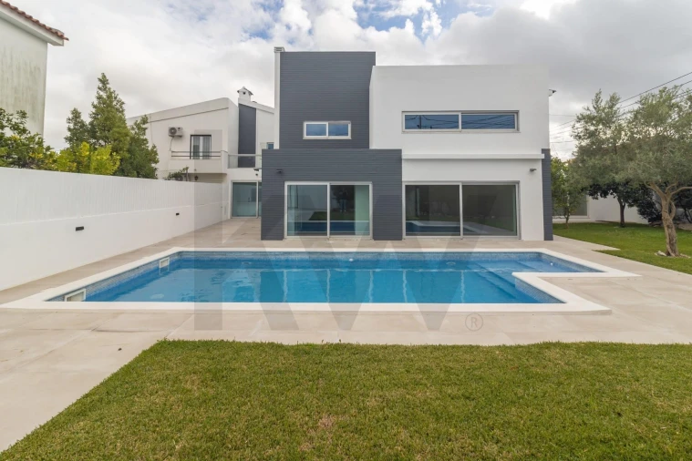 Moradia T4 para Venda em Charneca de Caparica e Sobreda