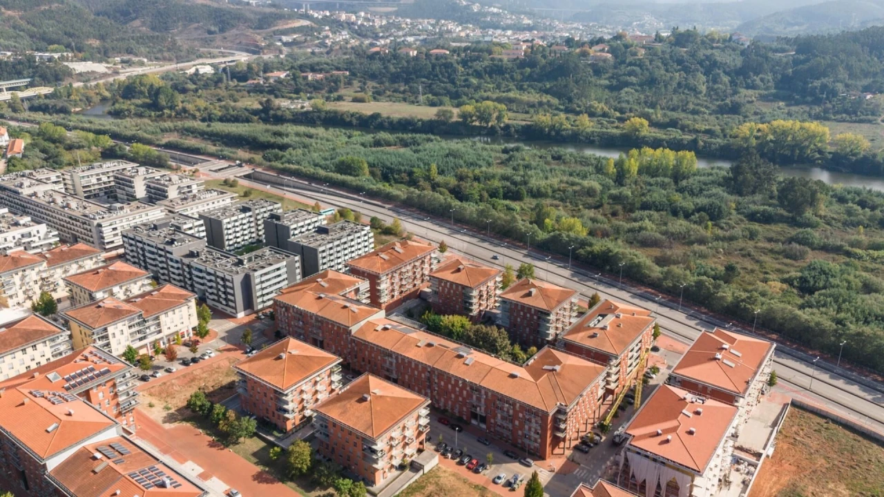 Apartamento T4 para Venda em Santo Antonio dos Olivais Foto 48