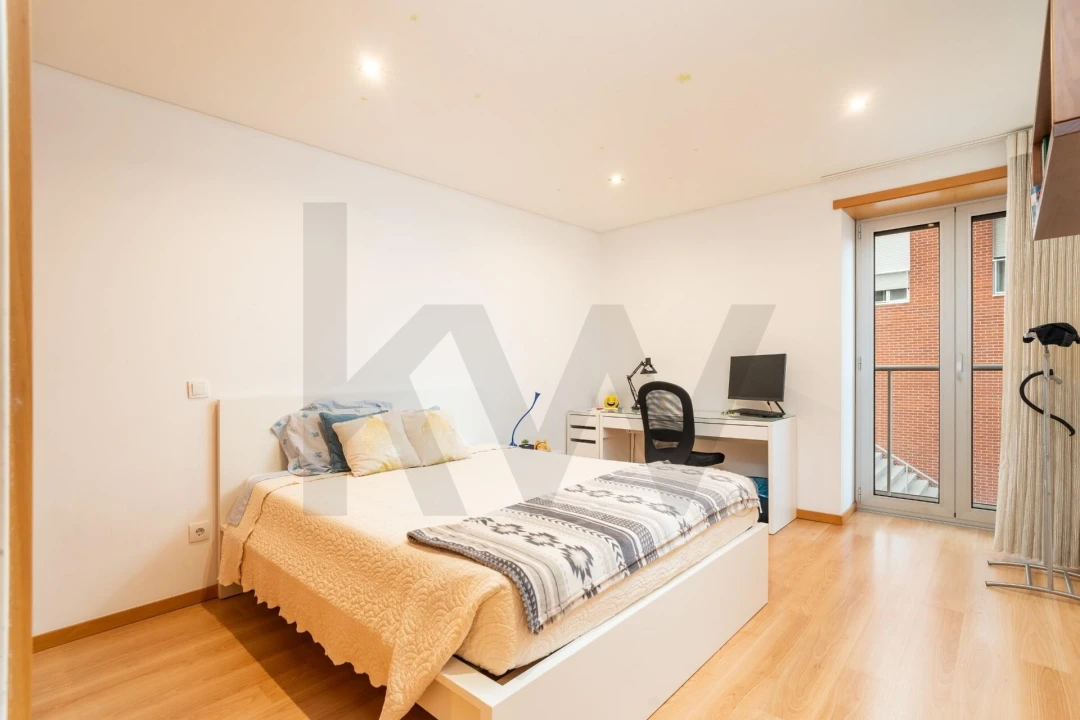 Apartamento T4 para Venda em Santo Antonio dos Olivais Foto 16
