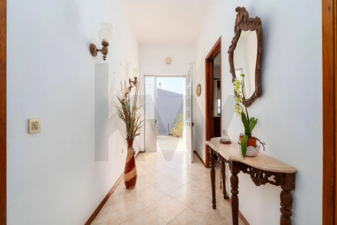 Moradia T4 para Venda em Santa Barbara de Nexe Foto 8