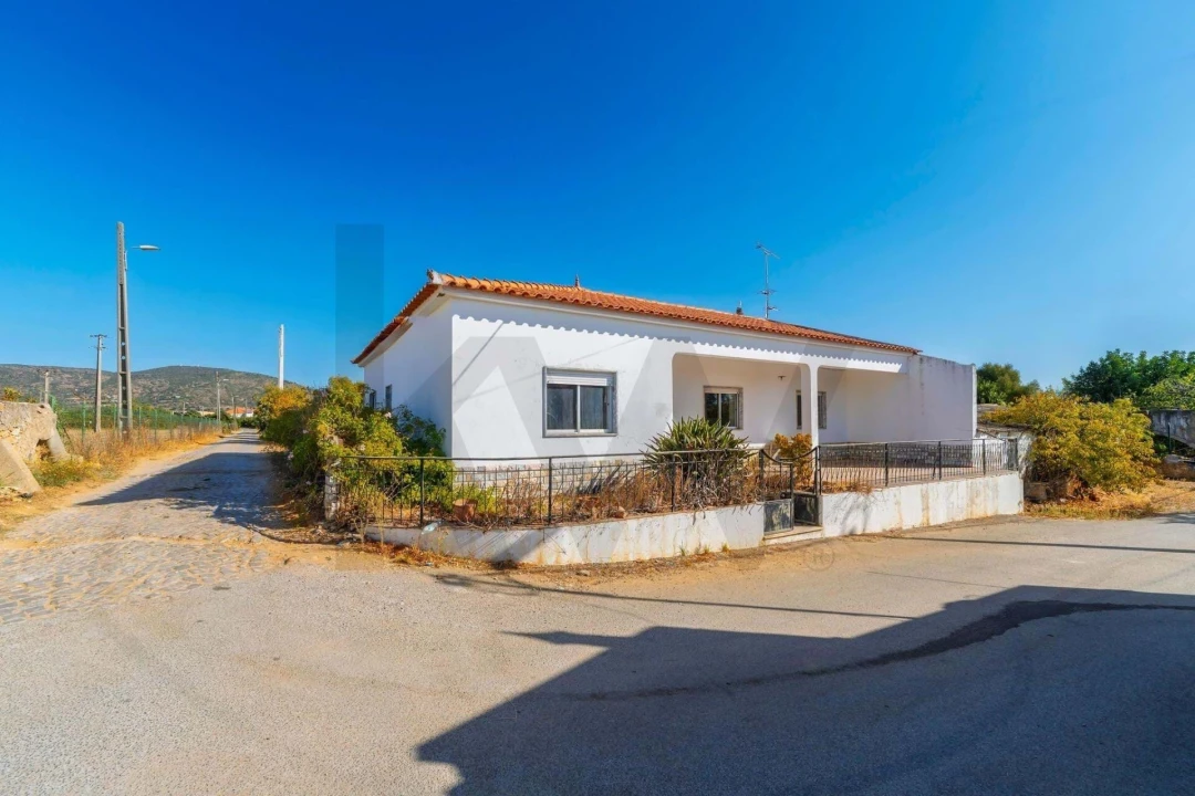 Moradia T4 para Venda em Santa Barbara de Nexe Foto 1