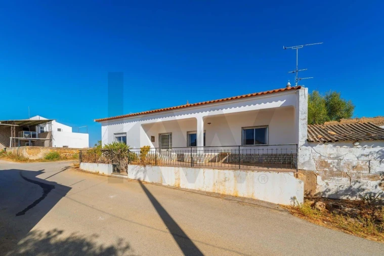 Moradia T4 para Venda em Santa Barbara de Nexe Foto 3