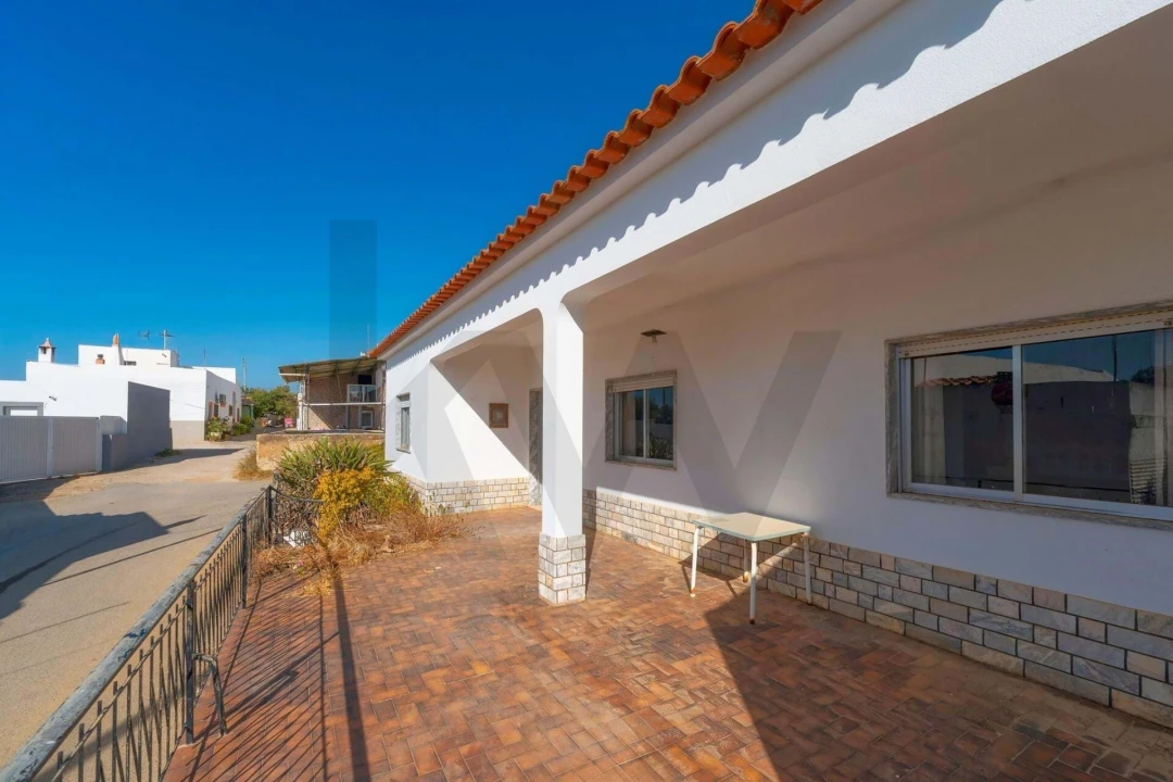 Moradia T4 para Venda em Santa Barbara de Nexe Foto 4