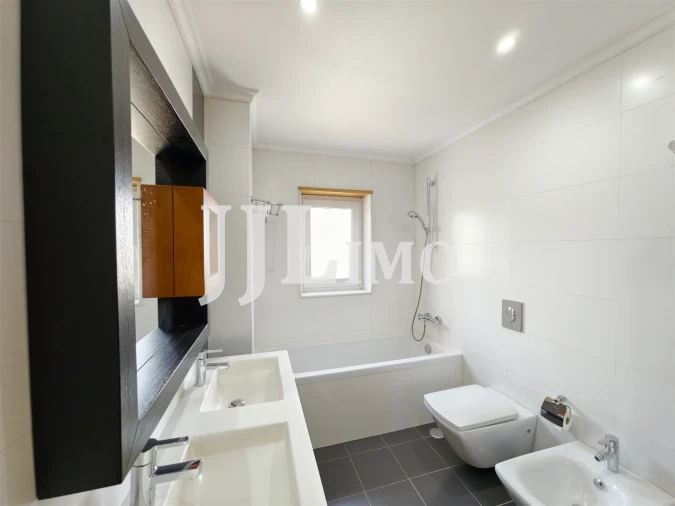 Moradia T5 para Arrendamento em Alcabideche Foto 29