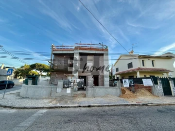 Moradia T4 para Venda em Charneca de Caparica e Sobreda
